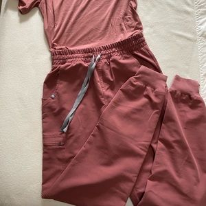 Figs scrub pants + T-shirt (T-shirt is not Figs)